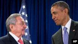 Raul Castro et Barack Obama, le 29 septembre 2015 au siège de l'Onu à New York. (AP Photo/Andrew Harnik)