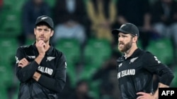 د جنوبي افریقا سره د چمپینز ټرافي په نیمه پایلوبه کې د نیوزیلنډ کېن ویلیمسن (ښۍ) ۱۰۲ منډې وکړې او کپتان میچل سنټنر د جنوبي افریقا درې لوبغاړي وسوځول.