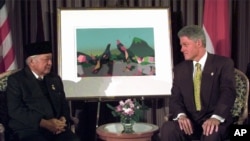 Presiden Suharto bertemu Presiden AS Bill Clinton pada KTT APEC di Vancouver, Kanada 24 November 1997. (Foto: dok).