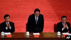 2012年5月周永康（中）、李克强和刘云山（左）在庆祝中国共青团成立90周年大会上被一一介绍。周永康旧部纷纷落马。