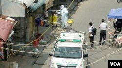 បុគ្គលិក​សុខាភិបាល​ក្នុង​ឯកសណ្ឋាន​ការពារ​​ពី​ជំងឺ​កូវីដ១៩ ប្រមូល​សំណាក​ពី​អ្នកពាក់ព័ន្ធ​នឹង​អ្នក​ជំងឺ​ឃើញ​តេស្ត​វិជ្ជមាន​កូវីដ១៩ រាជធានី​ភ្នំពេញ ខែ​មេសា ឆ្នាំ២០២១។ (ហ៊ាន សុជាតា/វីអូអេ)