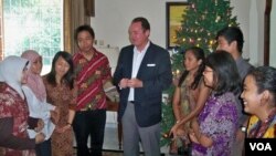 Konjen AS di Surabaya, Joaquin Monserrate menerima para mahasiswa Indonesia peserta program pluralisme beragama ke AS di rumah dinasnya. Para mahasiswa ini akan diberangkatkan pertengahan Januari 2013 ke Temple University, Amerika (VOA/PetrusRiski)