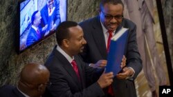 የቀድሞ ጠ/ሚኒስትር አቶ ኃይለማርያም ደሳለኝ እና አዲሱ ጠ/ሚኒስትት ዶ/ር አብይ አሕመድ 