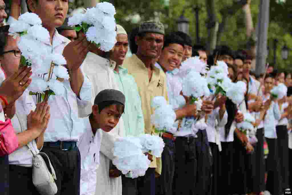 People join the procession of Chea Sim's funeral, former president of Cambodian People's Party and the Senate on June 19, 2015. (Hean Socheata/VOA Khmer) 