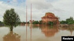 ទឹក​ជំនន់​ដែល​បង្ក​ឡើយ​ដោយ​ទន្លេមេគង្គនិង​ទឹក​ភ្លៀង​បាន​ពន្លិច​ខេត្ត​ក្រុង​ស្ទើ​តែ​ទាំង​អស់​ក្នុ​ង​ព្រះរាជាណាចក្រក​ម្ពុជា​ហើយ​នឹង​បង្ក​ការខូចខាតក្នុ​ងទឹក​ប្រាក់​​យ៉ាង​ហោច ណាស់៥០០​លាន​ដុល្លារ​។