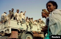 ፋይል ፎቶ - ወጣቶች በወታደራዊ መኪኖች ተጭነው እ.አ.አ. 2000