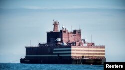 "Academy Lomonosov" Rusia, PLTN terapung pertama di dunia, melewati pulau Langeland, saat menuju Murmansk, barat laut Rusia, di Denmark, 4 Mei 2018. (Foto: dok).