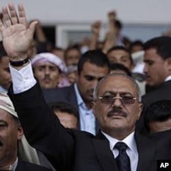 Yemeni President Ali Abdullah Saleh waves to his supporters during a rally in Sana'a (file photo)