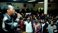 Zimbabwean pop star Thomas Mapfumo, a hero of Zimbabwe's liberation struggle, performs in Chitungwiza, south of Harare, Zimbabwe. (File Photo)