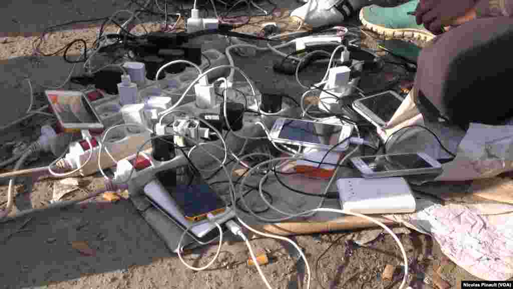 Les migrants ont la possibilité de charger leurs téléphones dans la &quot;jungle&quot;. Ce camp est situé aux abords de Calais dans le nord de la France, 13 octobre 2015 (Nicolas Pinault/VOA). &nbsp;