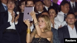 Gulnora Karimova o’zini xalqaro sahnada yetuk diplomat, faol va saxovatpesha ayol, tadbirkor, dizayner, fan va san’at arbobi sifatida tanishtiradi.