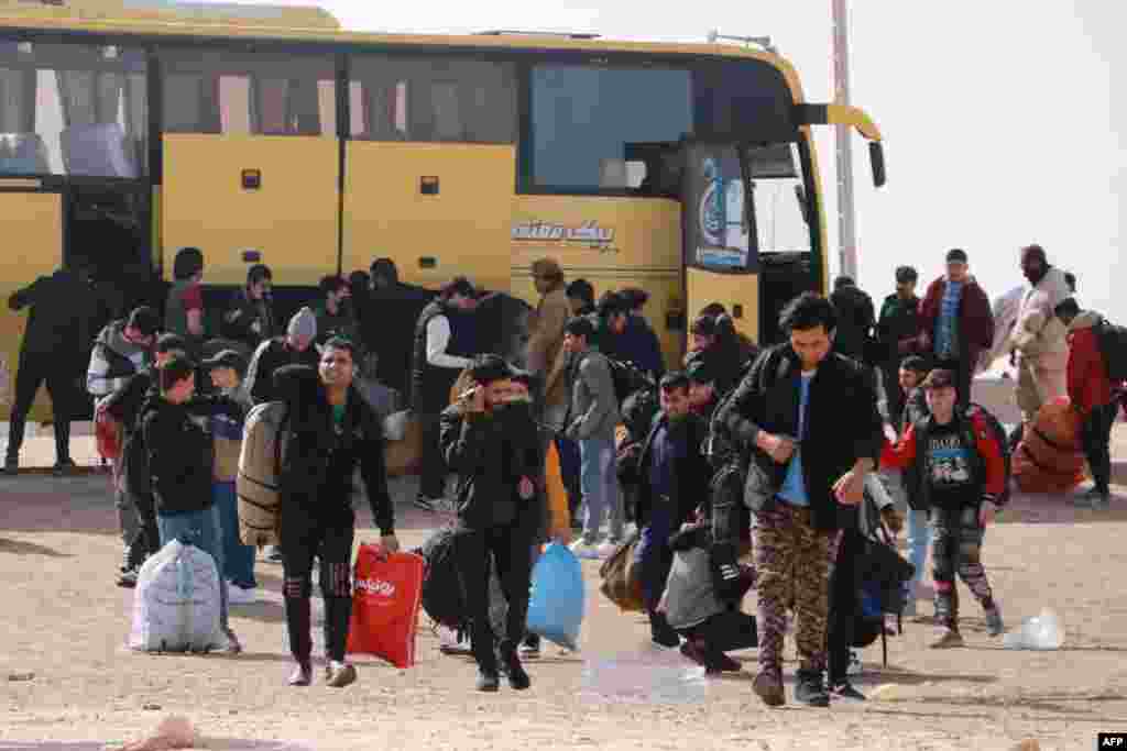 گروهی از پناهجویان افغان که به تازگی از ایران به افغانستان رد مرز شدند.