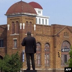 Alabama shtatidagi Birmingem shahrida Martin Lyuter King haykali