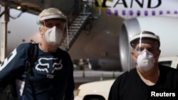 Canadian director James Cameron (L) and U.S. producer Jon Landau pose for a photo, while arriving at Wellington International Airport to resume the filming of the Avatar sequels. (Courtesy of Lightstorm Entertainment/Social Media via REUTERS)