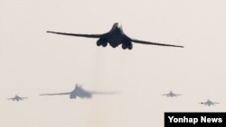 북한의 5차 핵실험에 대응해 출동한 미국의 장거리 전략폭격기 B-1B '랜서'가 13일 주한미군 오산공군기지 상공을 비행하고 있다.