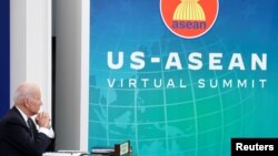 រូបឯកសារ៖ ប្រធានាធិបតីសហរដ្ឋអាមេរិក លោក Joe Biden ចូលរួមកិច្ចប្រជុំកំពូលអាស៊ាន តាមអនឡាញ នៅសេតវិមាន រដ្ឋធានីវ៉ាស៊ីនតោន កាលពីថ្ងៃទី ២៦ ខែតុលា ឆ្នាំ ២០២១។