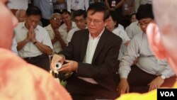 Kem Sokha, the opposition deputy leader, makes a rare public appearance in a religious event to commemorate the anniversary of the 1997 coup, at the party’s headquarter, Phnom Penh, Cambodia, July 06, 2016. (Hean Socheata/VO