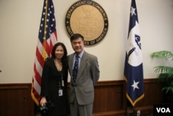 骆家辉与美国之音记者合照(美国之音记者 张蓉湘拍摄)