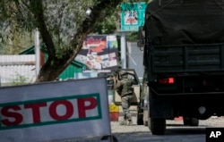 An Indian army soldier arrives at the army base which was attacked by suspected rebels in the town of Uri, west of Srinagar, Indian-controlled Kashmir, Sept. 18, 2016.