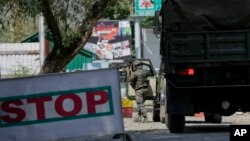 Tentara AD India tiba di pangkalan tentara yang diserang oleh terduga pemberontak (18/9) di wilayah Kashmir yang berada di bawah kendali India. Uri, Barat Srinagar (foto: AP Photo/Mukhtar Khan)