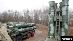Sistem pertahanan misil Rusia S-400 di pangkalan militer di luar kota Gvardeysk, dekat Kaliningrad, Rusia, 11 Maret 2019. (Foto: dok).