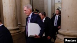 케빈 매카시(가운데) 전 미 하원의장이 3일 해임결의안 가결 직후 상자를 챙겨 의장실을 떠나고 있다. 