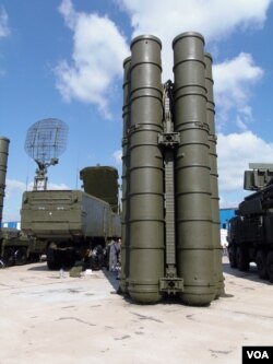 去年莫斯科武器出口展览上的S-400防空导弹系统（美国之音白桦拍摄）