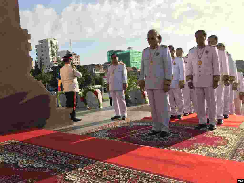 លោក ស៊ិក ប៊ុនហុក ប្រធាន​គណៈកម្មាធិការ​ជាតិ​រៀប​ចំការ​បោះ​ឆ្នោត និង​មន្រ្តី​ក្រោមឱវាទ​សំដែង​ការគោរព​ដល់​អតីត​ព្រះមហាក្សត្រ​ព្រះបាទ នរោត្តម សីហនុ​ នៅ​ថ្ងៃ​ទី​១៥ ខែ​តុលា ឆ្នាំ​២០១៩​ ក្នុង​ទីក្រុង​ភ្នំពេញ។ (ហ៊ុល រស្មី​/VOA)