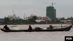 រូបភាពឯកសារ៖ ទូក​នេសាទ​របស់​ជនជាតិ​វៀតណាម (មិន​មែន​មាន​ន័យ​ថា​​ខុស​ច្បាប់​ទេ)​នៅ​តំបន់ទន្លេបាសាក់​​ នៅសង្កាត់​ព្រែកប្រា ខណ្ឌ​ច្បារអំពៅ ​រាជធានី​ភ្នំពេញ នៅ​ថ្ងៃសុក្រ ទី​១៩ ខែ​សីហា ឆ្នាំ​២០១៦។​(ឡេង​ ឡែន/VOA)