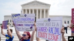 워싱턴 D.C. 시내 미 대법원 앞에서 학자금 대출 상환 계획 지지자들이 시위하고 있다. 
