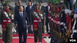 PM Tiongkok Wen Jiabao dalam upacara penghormatan kunjungannya di Islamabad, 17 Desember 2010.