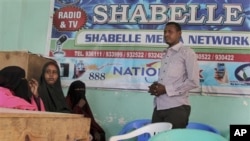Sebuah stasion radio di Mogadishu 'Shabelle' mendiskusikan meningkatnya serangan terhadap para wartawan di Somalia (foto: dok). 