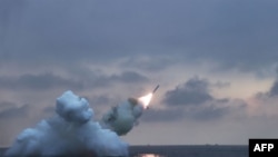 Dalam foto yang diabadikan pada 28 Januari 2024 dan dirilis oleh kantor berita resmi Korea Utara (Korut), Korean Central News Agency (KCNA) pada 29 Januari 2024, tampak uji coba rudal penjelajah "Pullwasal-3-31" di lokasi yang tidak diungkap. (Foto: KCNA VIA KNS / AFP)