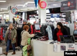 지난해 일리노이주 노스리버사이드의 백화점에서 쇼핑객이 옷을 구매하고 있다.