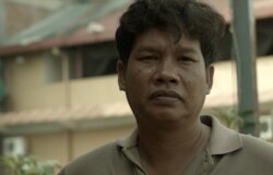 រូបឯកសារ៖ លោក រ៉ាត់ រត្នមុនី ត្រូវបានចាប់ខ្លួននៅទីក្រុងបាងកកកាលពីថ្ងៃសុក្រនៅពេលដែលលោកបានព្យាយាមធ្វើដំណើរទៅប្រទេសហូឡង់ជាមួយគ្រួសាររបស់លោក។ (រូបថត៖ ហ្វេសប៊ុក Rath Rott Mony)