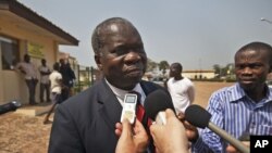 Le chef de la délégation gouvernementale de la République centrafricaine aux pourparlers de paix, Jean Willybiro Sako à l'aéroport de Bangui, le 7 janvier 2013.