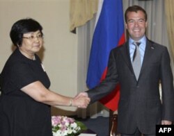 Qirg’iziston azaldan Rossiya bilan yaqin munosabatda bo’lgan va shu bois aksar aholi bu davlatga xayrixoh kayfiyatda bo’lib, bu tarixiy, iqtisodiy, siyosiy va madaniy aloqalarga asoslanadi deydi suhbatdoshlar.