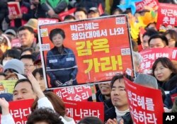 Protesters attend a rally calling for impeached President Park Geun-hye's arrest in Seoul, South Korea, March 11, 2017.