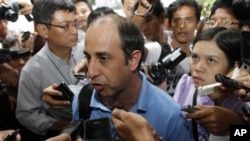 Utusan PBB, Tomas Ojea Quintana (tengah) berbicara kepada media saat mengunjungi Rakhine di Burma barat (30/7). Quintana mengusulkan penyelidikan independen kerusuhan di Rakhine yang ditolak pemerintah Burma.