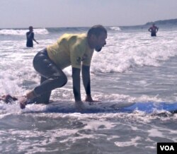 Brian Foss (57 tahun) yang menderita kelumpuhan kaki sejak bayi tengah menikmati beselancar.