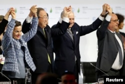 COP21 sign agreement