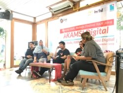 Kiri ke kanan: Musisi Ananda Badudu, Penyuluh Komnas HAM Sri Rahayu, Pegiat Pamflet Akbar Restu Fauzi, Bhagavad Sambadha dari Paguyuban Pulangnya Meeting, dan moderator Kania Mamonto dalam diskusi Akamsi (Anak Kampung Sini) Digital di Jakarta, Selasa (5/1
