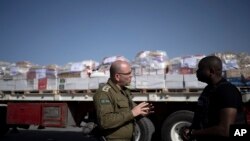 资料照片：以色列陆军上校摩西·泰特罗2024年1月10日同记者交谈。