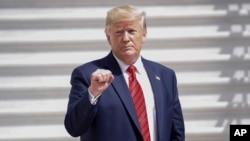 Presiden Donald Trump memberi isyarat kepada para media di South Lawn Gedung Putih, Washington, 26 September 2019, setelah kembali dari Sidang Umum PBB. (Foto: AP/Pablo Martinez Monsivais)