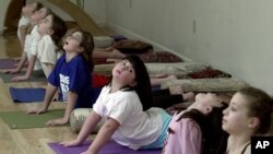 Dengan berlatih yoga anak-anak diharapkan bisa berperilaku baik (Foto: dok)