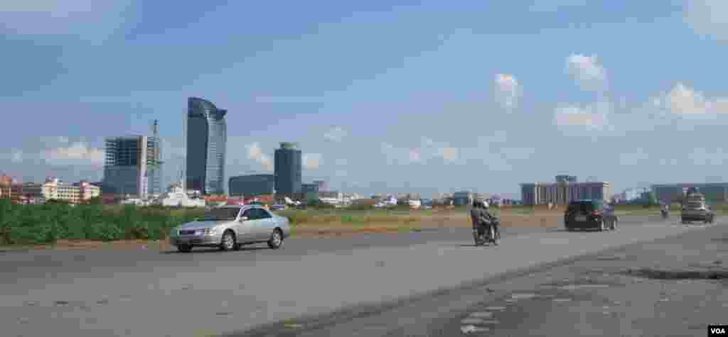 View of the Vattanac Capital and Canadia Tower buildings from filled-in Boeung Kak Lake, September 20, 2014. (Nov Povleakhena/VOA Khmer) 