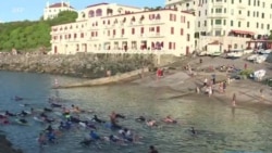 G7: 350 surfeurs se jettent à l'eau pour défendre les océans