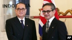 인도네시아를 방문한 북한 리수용 외무상(왼쪽)이 13일 자카르타에서 인도네시아의 마르티 나탈레가와 외무장관과 회담했다.