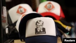 2023年8月25日，前总统唐纳德·特朗普在亚特兰大富尔顿县监狱被拍大头照的第二天，印有这张图像的帽子就在洛杉矶上市。（路透社图片）