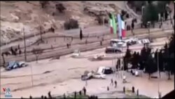 واژگونی چندین خودرو بر اثر وقوع سیل در دروازه قرآن شهر شیراز